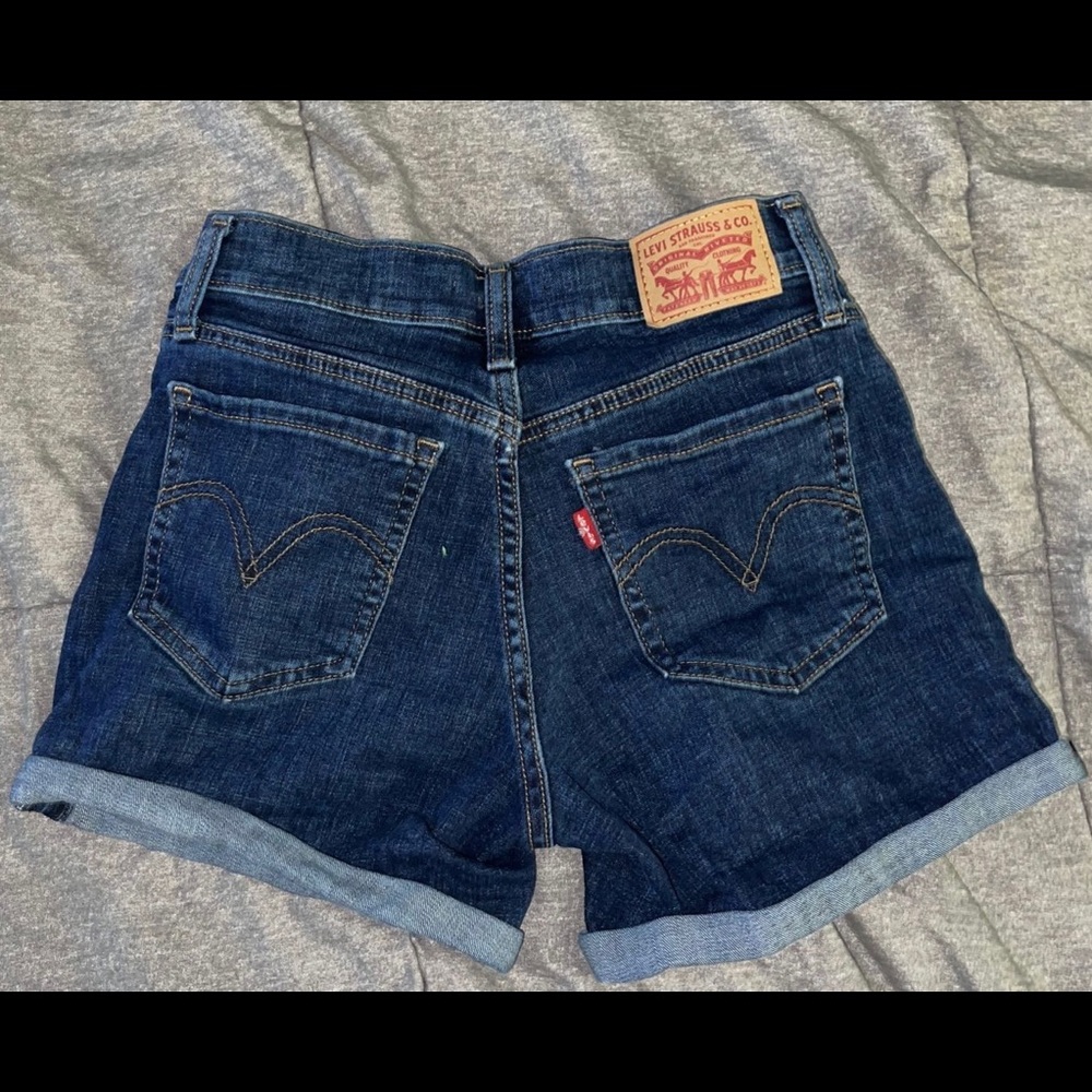 levi mid shorts